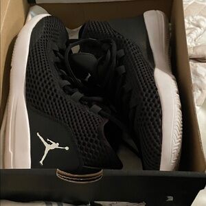 Black and White Jordan reveals size 7.5